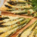 Biała pizza ze szparagami i serami