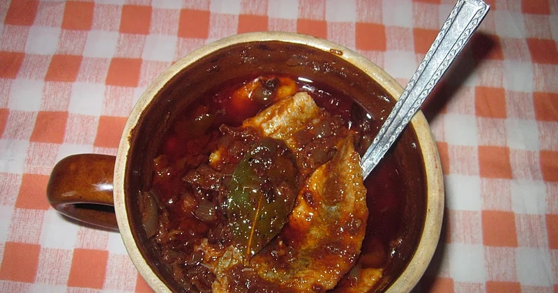 Śledzie "po grecku" w sosie pomidorowym