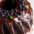 Czekoladowa babka z jagodami