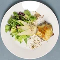 Kozi ser z konfiturą z cebuli zapiekany w sakiewkach z ciasta filo