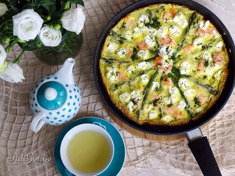 Omlet ze szparagami i łososiem