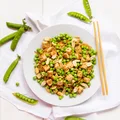 Low-carb pad thai z makaronu z alg morskich z tofu i zielonym groszkiem
