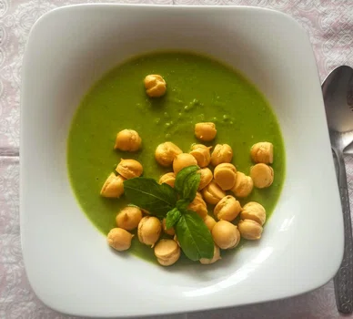 Zupa krem z zielonego groszku – jarskie danie na piątek