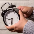 Zmiana czasu z letniego na zimowy tuż tuż! Ci pracownicy otrzymają wyższe wynagrodzenie!