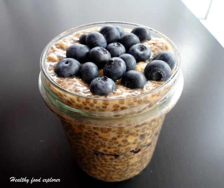 Orzechowy pudding chia z borówkami