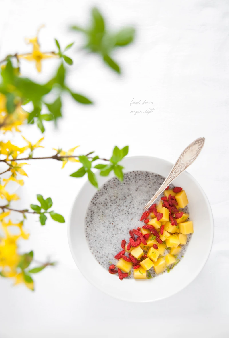 Pudding chia z miąższem młodego kokosa i mango