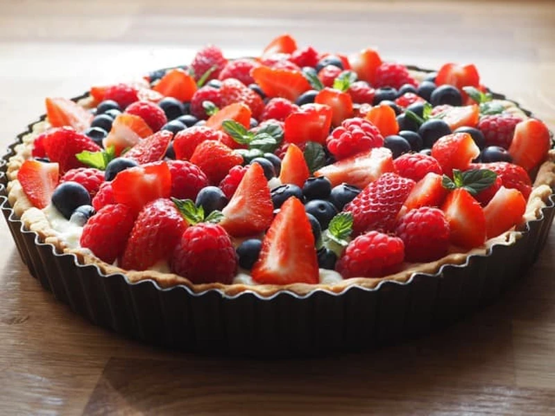 Tarta z owocami sezonowymi