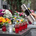 Kwiaty na grób więdną w kilka dni? Ten trik może je uratować