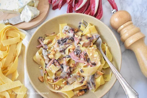 Makaron z serem gorgonzola i radicchio
