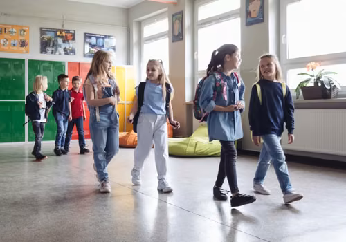 Koniec z głośnymi dzwonkami w szkołach? Czas na zmianę szkodliwych tradycji