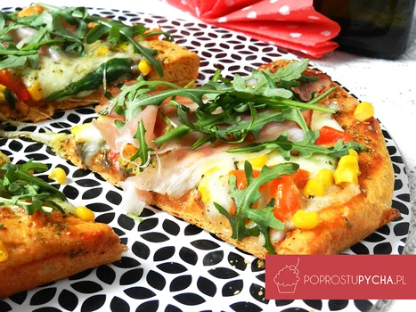 Pizza z szynką szwarcwaldzką i dużą ilością mozzarelli