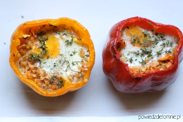 Papryka faszerowana soczewicą i jajkiem - 359 kcal