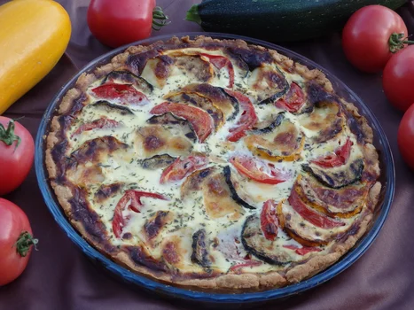 Tarta z cukinią, pomidorami i mozzarellą