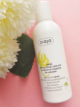 ODŻYWKA MYJĄCA DO WŁOSÓW Z OLEJKAMI YLANG-YLANG I PACZULI OD ZIAJI