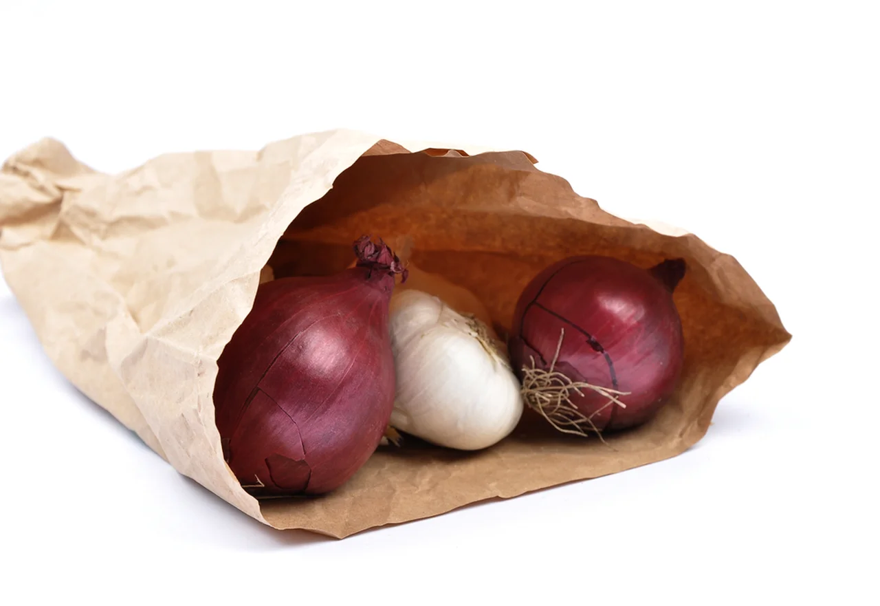 Jak najlepiej przechowywać cebulę i czosnek?