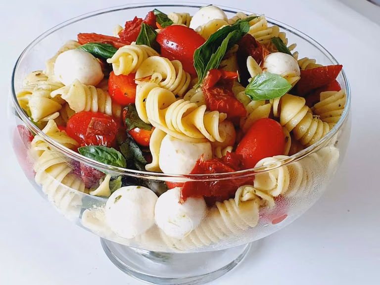 Sałatka z makaronem w stylu Caprese.