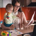 Matki muszą zwrócić zasiłki macierzyńskie sprzed lat! ZUS rozsyła zaskakujące decyzje i nalicza kolosalne odsetki