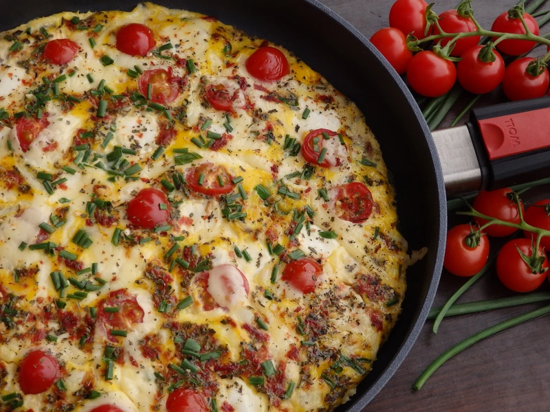 Rodzinny omlet z mozzarellą, pomidorkami i żółtym serem