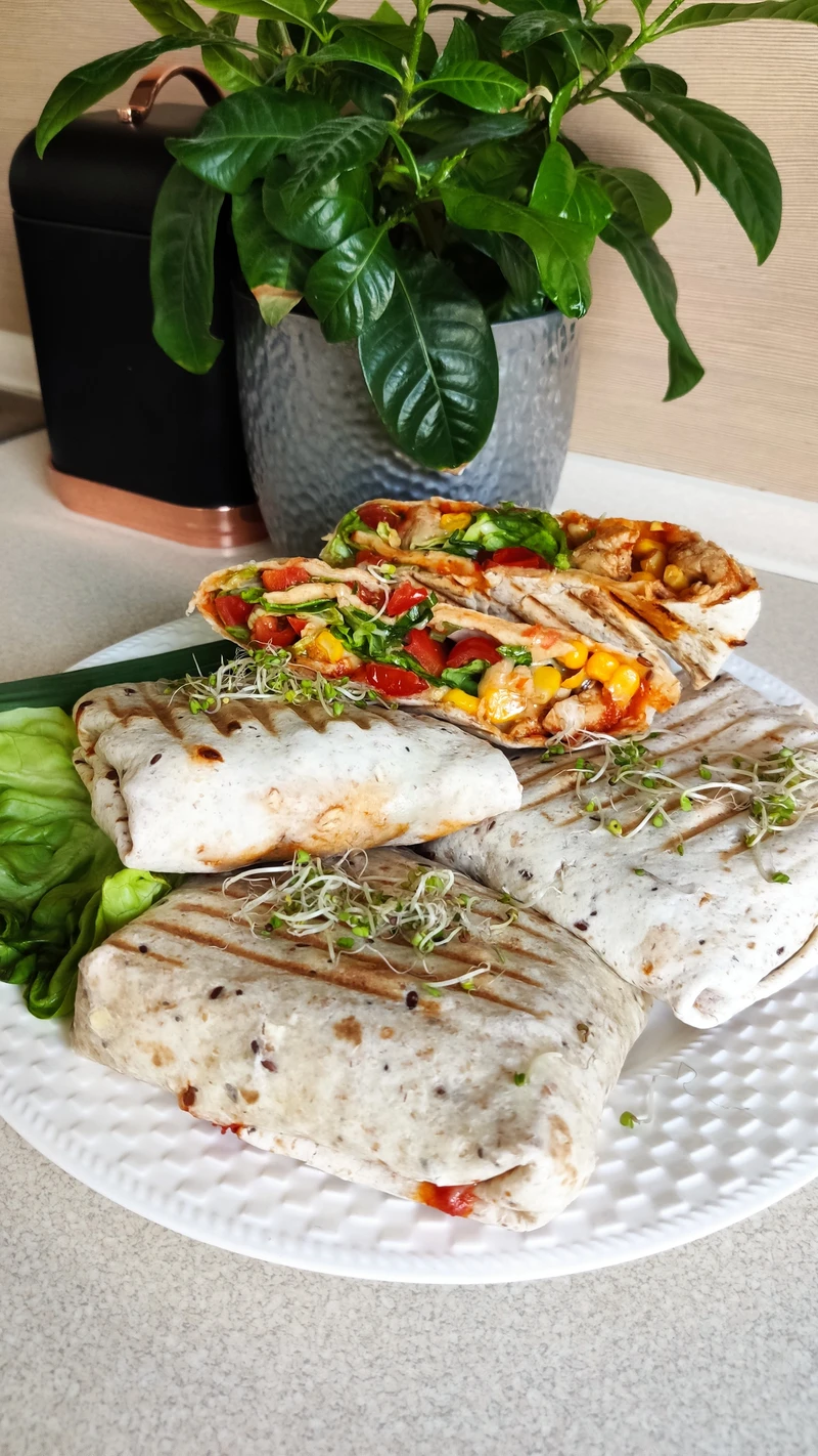 Tortilla grillowana z kurczakiem i warzywami