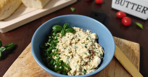 Pasta jajeczna z suszonymi pomidorami.