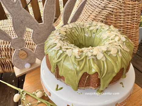 Szybka babka kakaowa z polewą pistacjową