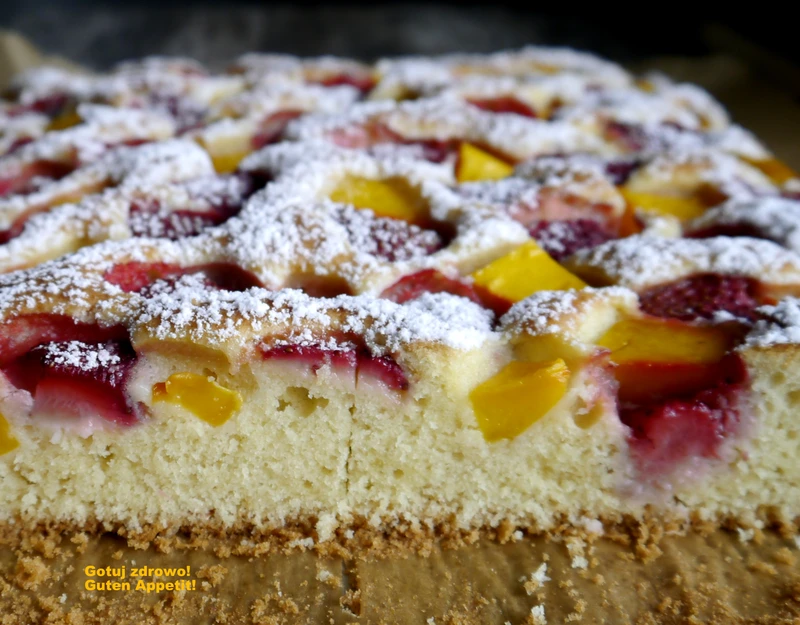 kokosowe ciasto z truskawkami i mango