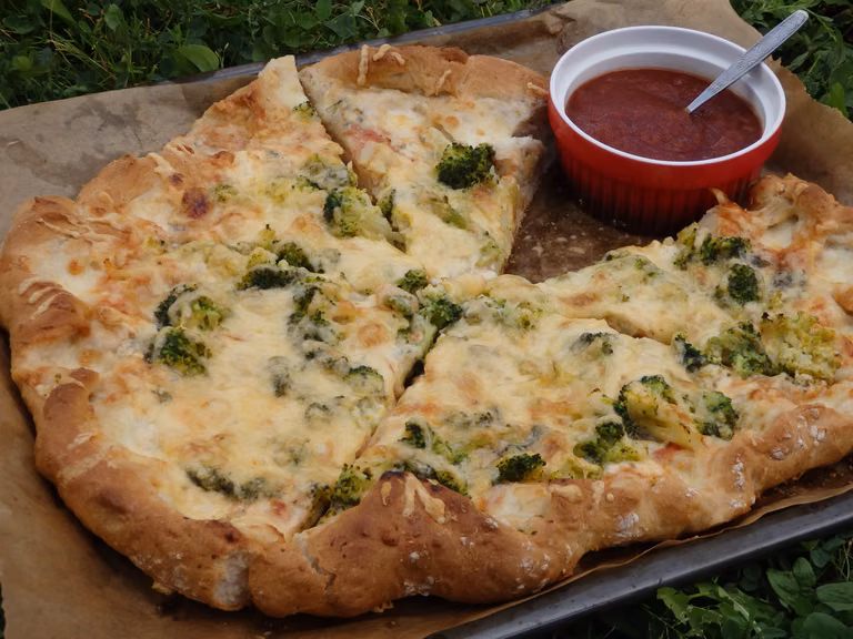 Pizza orkiszowa z brokułem i serami