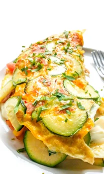 Delikatny omlet z warzywami i mozzarellą