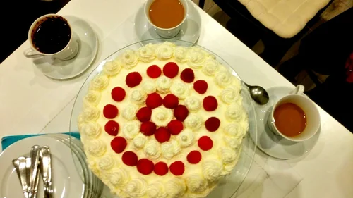 Tort z bitą śmietaną i malinami