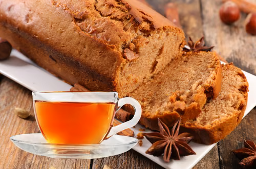 Wlej gorącą herbatę do ciasta i upiecz. Ten piernik jest miękki i pachnący jak święta!