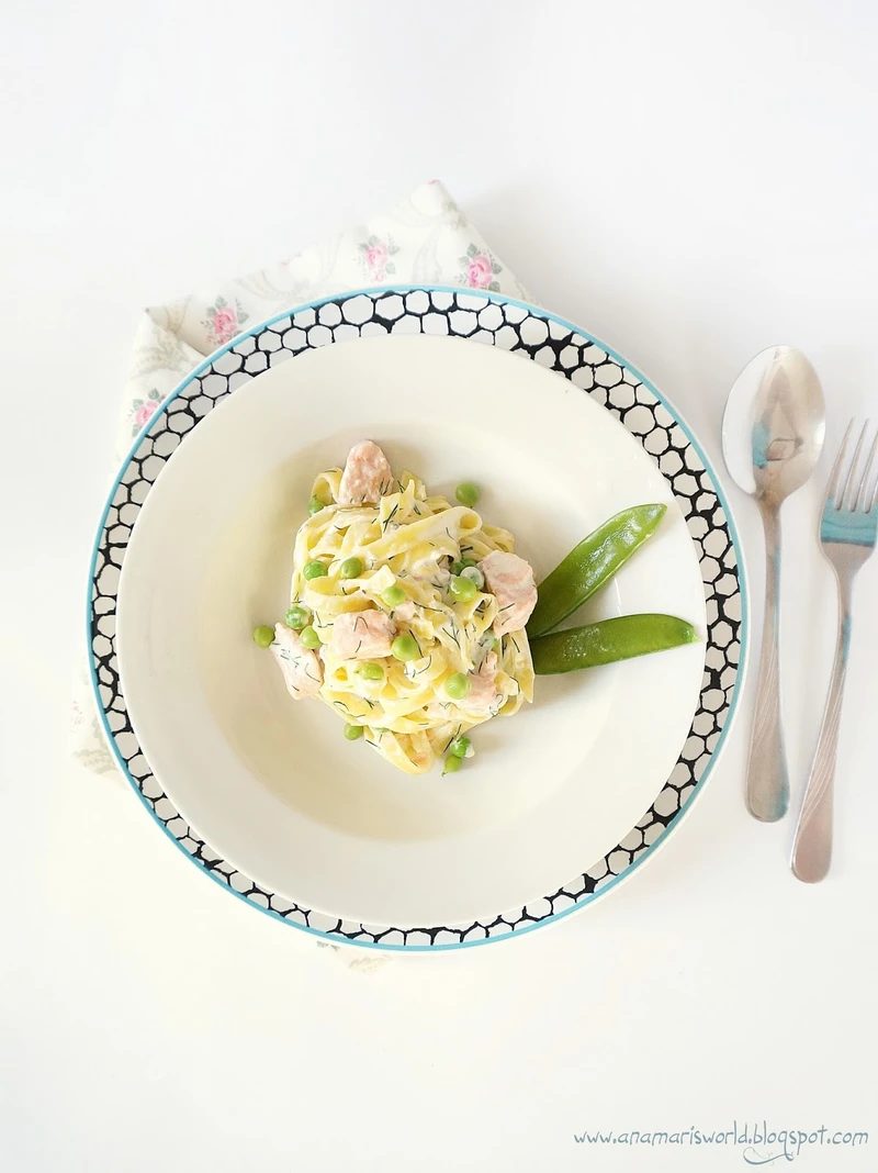 Tagliatelle z łososiem, serkiem mascarpone i zielonym groszkiem cukrowym