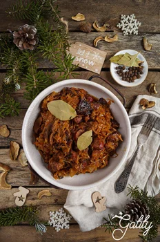 Bigos ze śliwkami