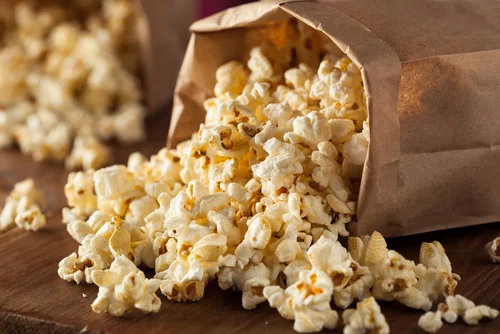 Uwielbiasz sięgać po popcorn? Oto niesamowite właściwości tej znanej przekąski!