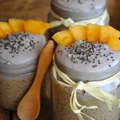 Kawowy pudding chia z kaki i kokosową bitą śmietaną o smaku czarnego bzu