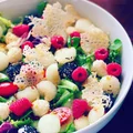 Sałatka z melonem,malinami i chipsami z parmezanu
