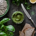 Domowe pesto z bazylii, zielonej pietruszki i słonecznika