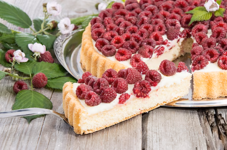 Tarta z malinami i białą czekoladą