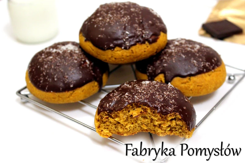 Pieczone pączki dyniowe z polewą czekoladową