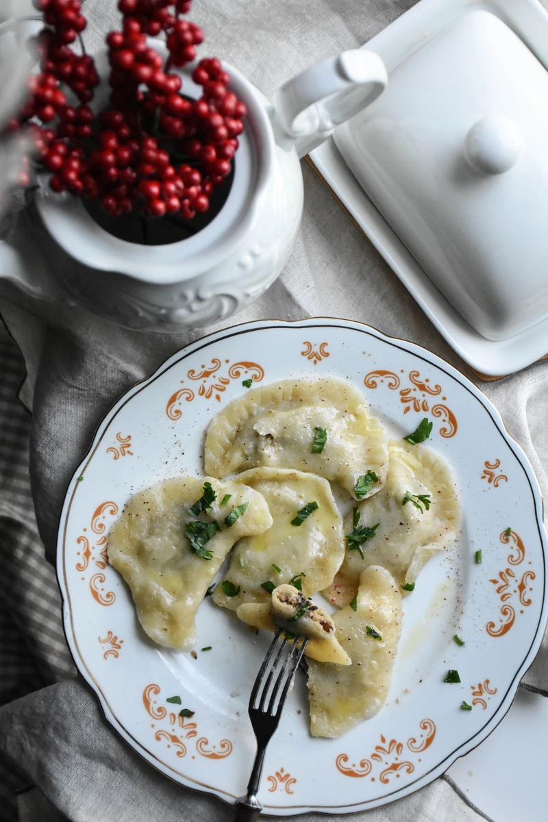 pierogi z grzybami, soczewicą i fetą