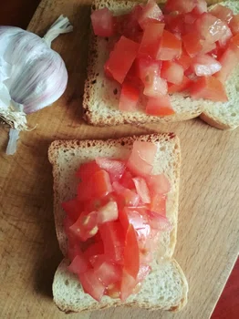 Mini kanapki z czosnkiem i pomidorami