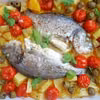 Pieczona dorada z ziemniakami, pomidorkami i oliwkami