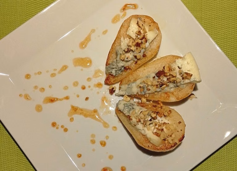 Gruszki z miodem i serem gorgonzola