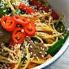 Chow mein z wieprzowiną i z warzywami