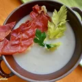 Krem z kalafiora z chipsami z szynki