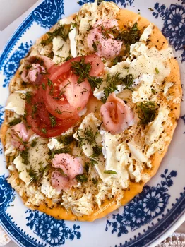 Omlet kapuściany z serem brie i łososiem wędzonym