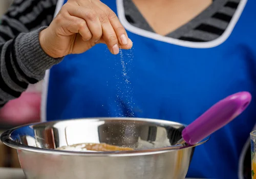 O co chodzi z tą “szczyptą soli” do ciast?! Co ona takiego sprawia?