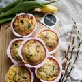 Muffiny jajeczne z łososiem i szpinakiem