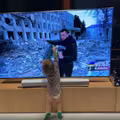 Wojciech Bojanowski opublikował wideo z rocznym synkiem.  Syn rozpoznaje go na ekranie telewizora.