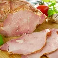 Czosnkowa karkówka gotowana w rękawie – domowa wędlina