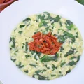 Risotto ze szpinakiem i suszonymi pomidorami